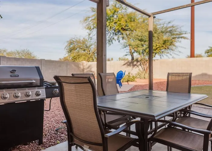 Cozy House Near Stadium With Pool Heater, Bbq Holiday home Avondale