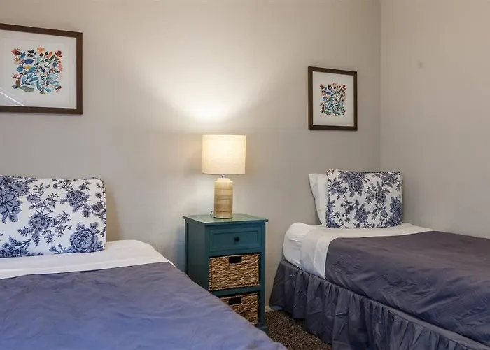 Cozy House Near Stadium With Pool Heater, Bbq Holiday home Avondale