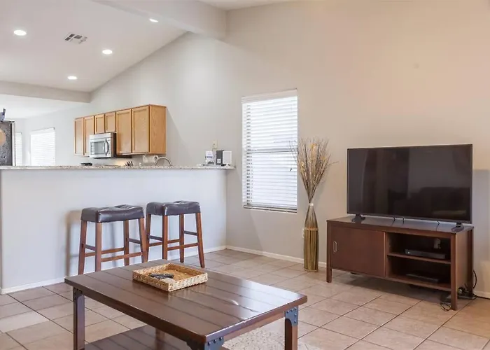 Cozy House Near Stadium With Pool Heater, Bbq Holiday home Avondale